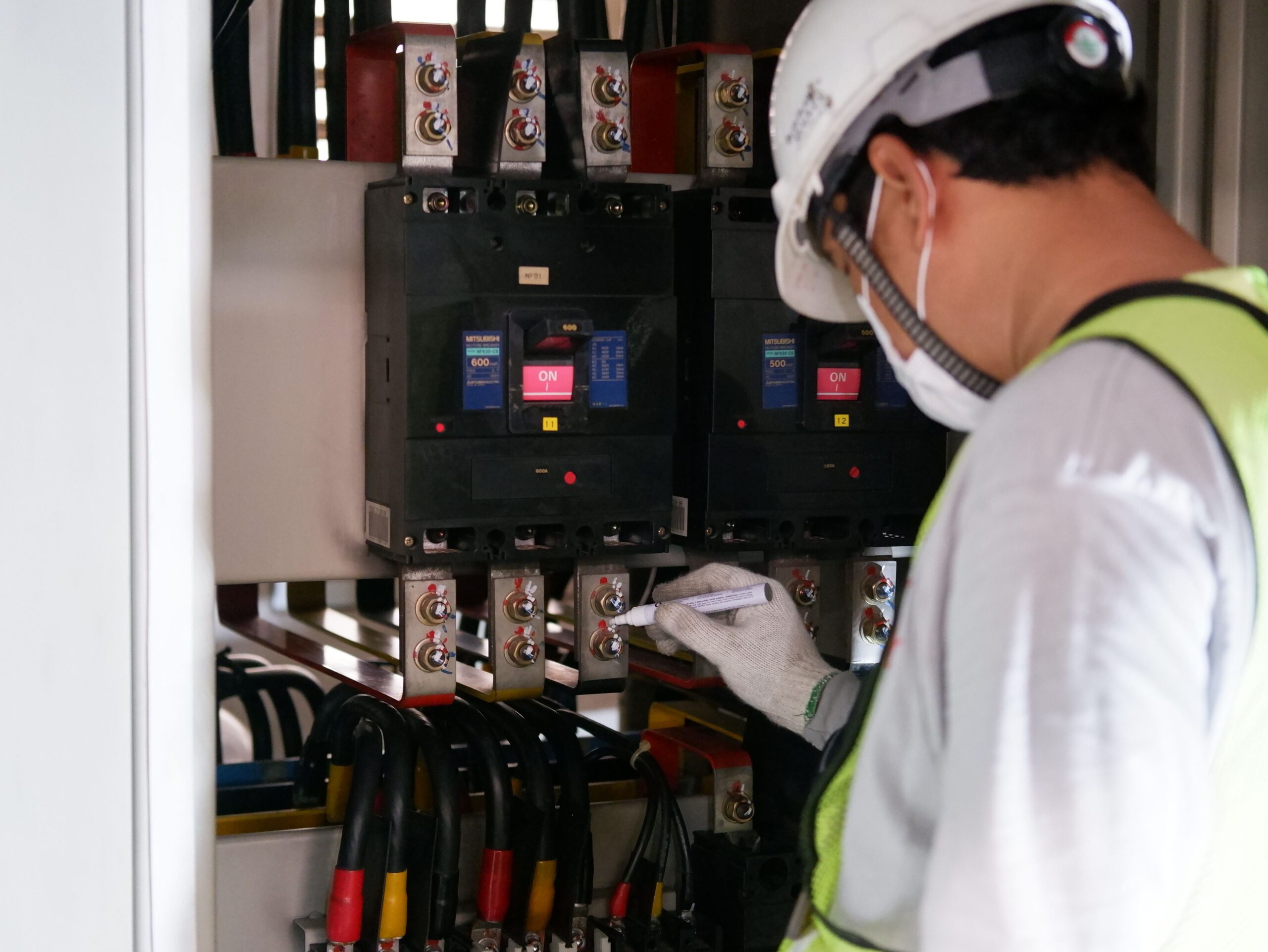 Vérification d'un disjoncteur qui saute dans un tableau électrique