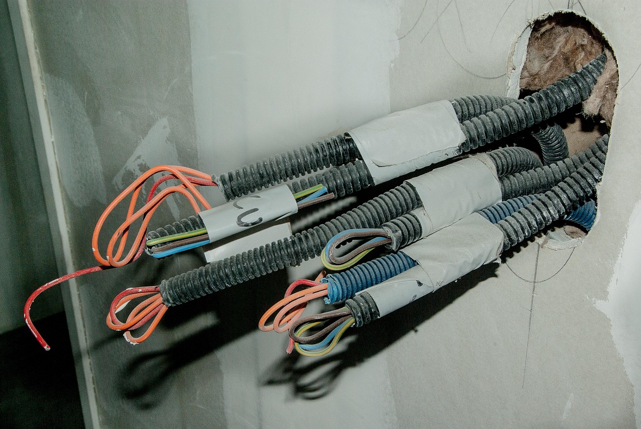 Électricien travaillant sur les connexions de câbles électriques