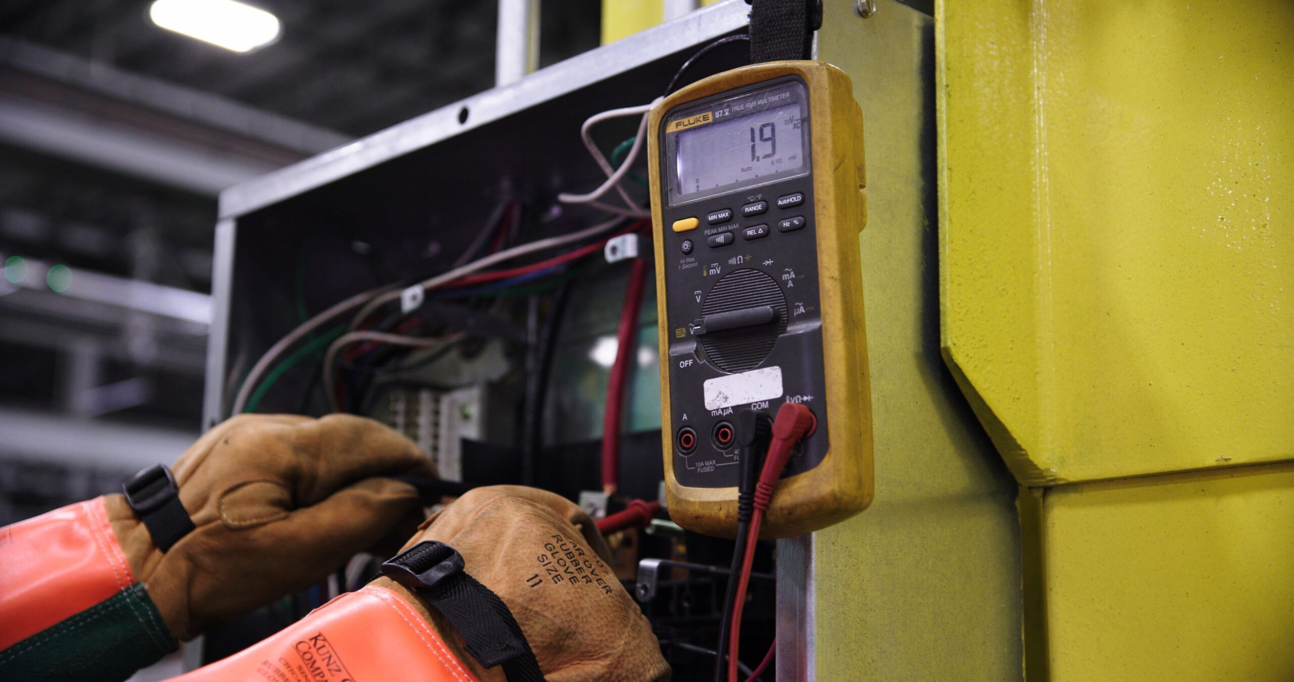 Électricien avec multimètre contrôlant un circuit lors d'un diagnostic électrique