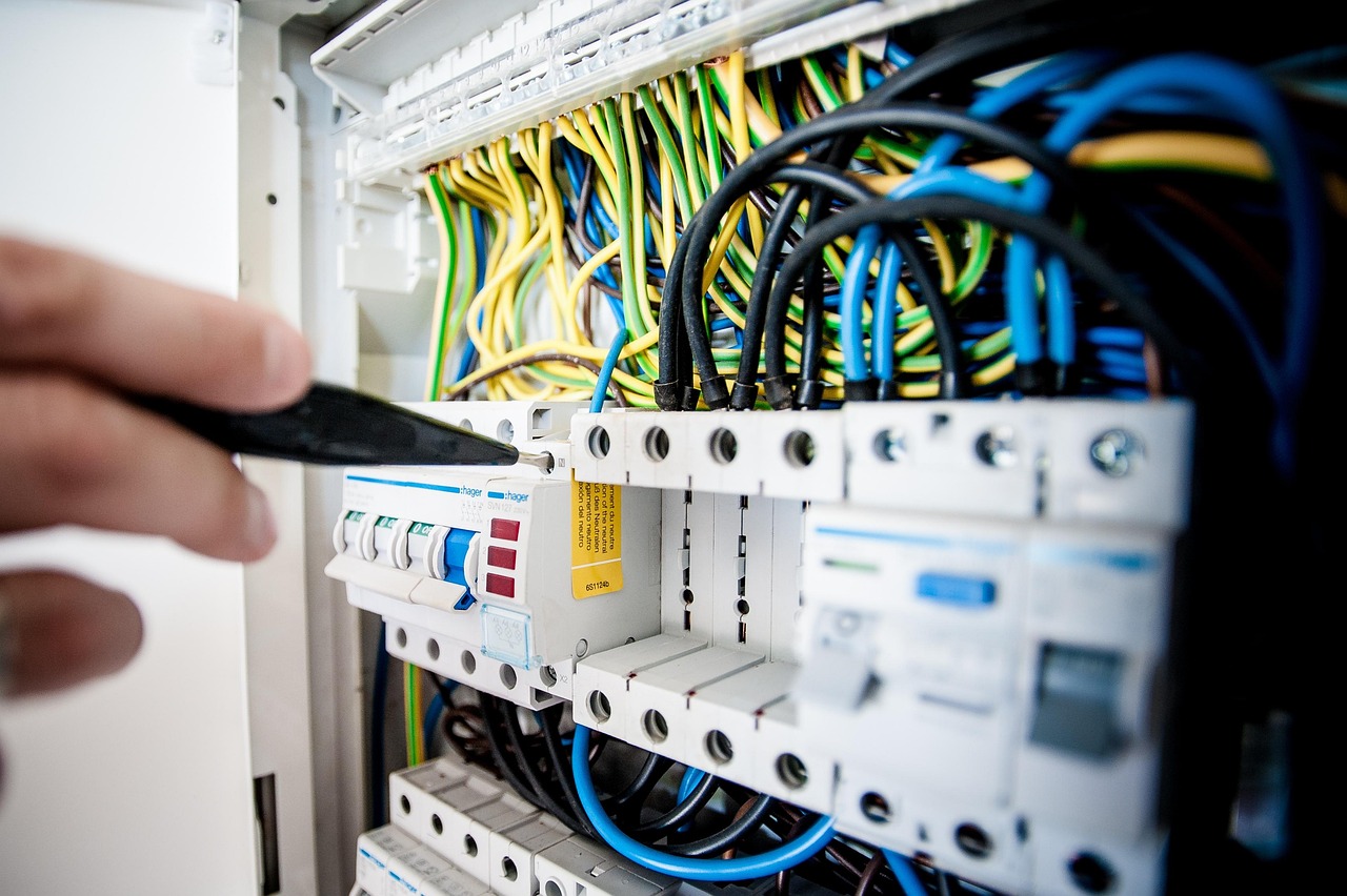 Électricien intervenant sur un tableau de distribution électrique à Laval